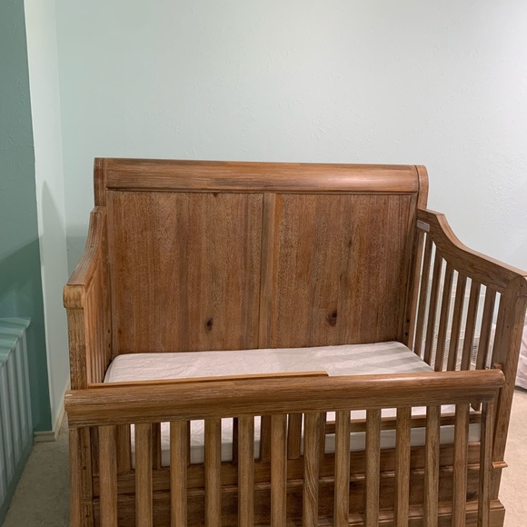 Crib 5-1 convertible and Dresser with changing table - Picture 2 of 9